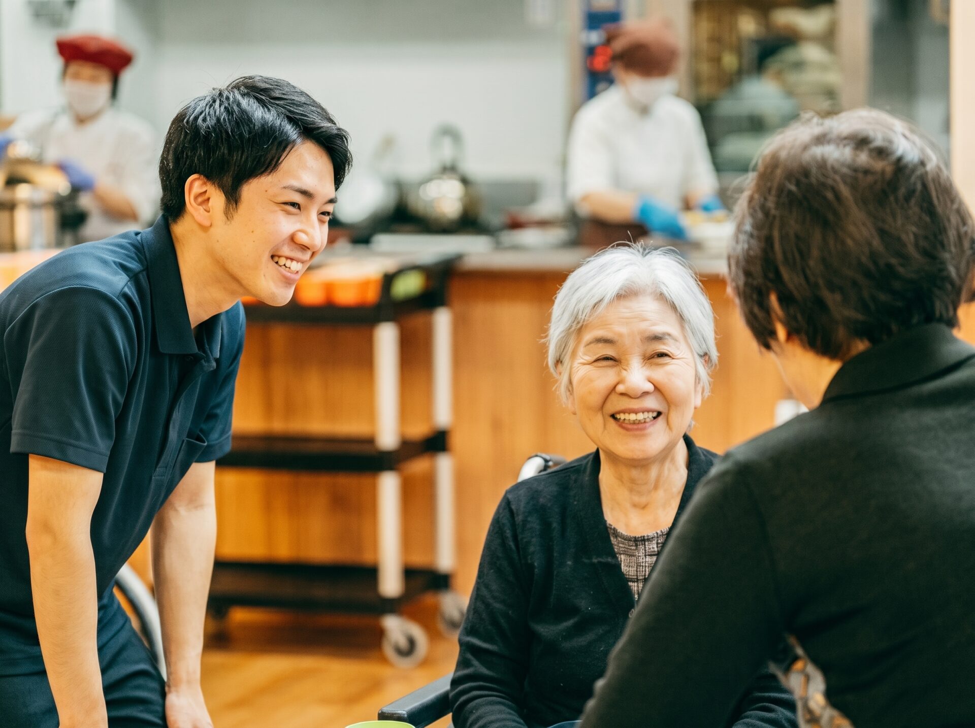 入居者様と笑顔で話す男性職員